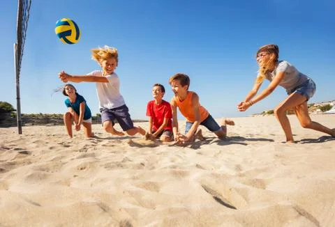 Boy making bump pass during beach volleyball game Stock-Fotos