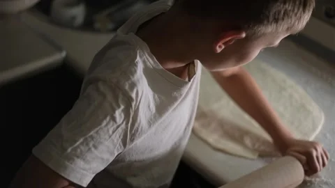 A boy is making pizza. Pizza dough. Видео 281012113