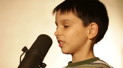 Boy, a microphone 스톡 동영상 906744