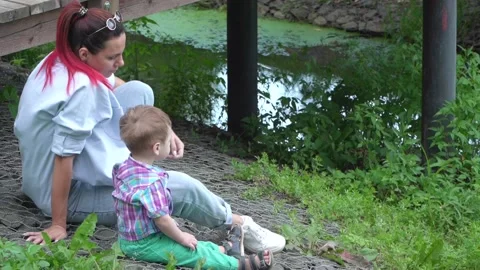 Boy with mom on the stone 스톡 동영상 136612336