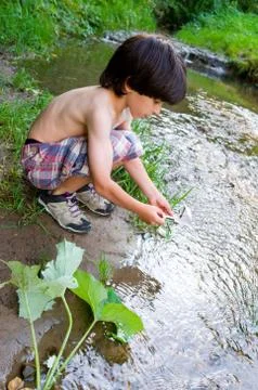 Boy near the stream Foto stock