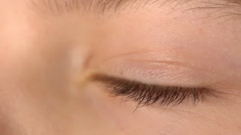 The boy opens and closes his eyes 動画素材 72001960