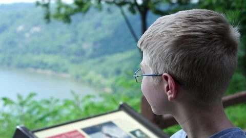 Boy at Overlook 스톡 동영상 212979220
