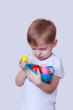 Boy with painted eggs 库存照片