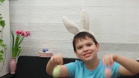A boy with paints an Easter egg. Preparing for Easter. 스톡 동영상 173748897