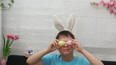 A boy with paints an Easter egg. Preparing for Easter. 스톡 동영상 173748975