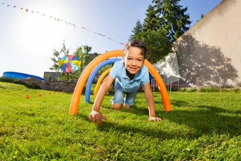 Boy pass under course of barriers on his fours Foto stock