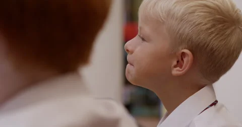 Boy paying attention in classroom Stock Footage 58573033
