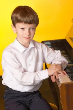 Boy piano. Piano player. Foto stock