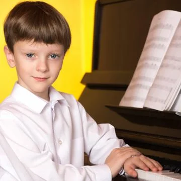 Boy piano. Piano player. Foto stock