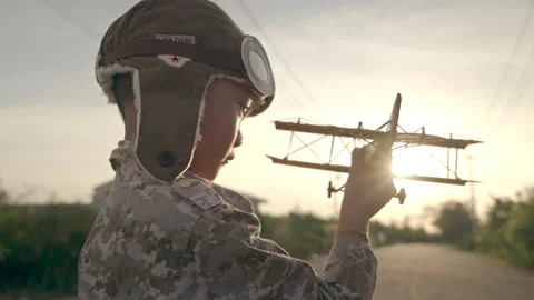 The boy plaing the tiny airplane during sunrise. 스톡 동영상 146108286
