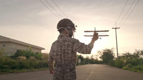The boy plaing the tiny airplane during sunrise. Vídeos de archivo 146108293