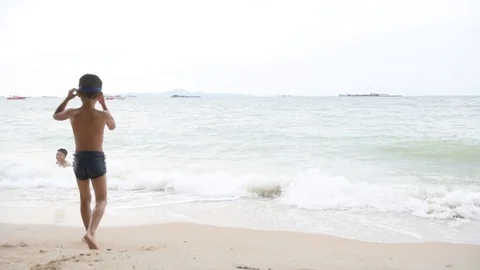 Boy play on the beach Vídeos de archivo 72882767