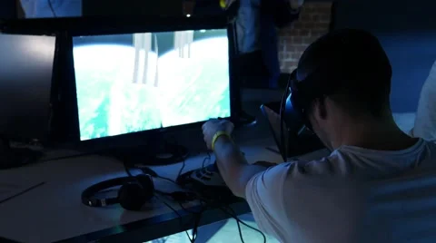 Boy play in game using vr glasses 库存影片 59589545