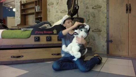 The boy is played by a dog. 库存影片 84264930