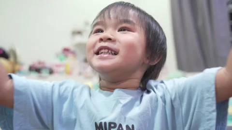 Boy playing with balloons 스톡 동영상 189975348