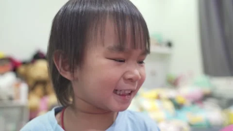 Boy playing with balloons 스톡 동영상 189975407
