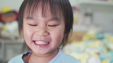 Boy playing with balloons 스톡 동영상 189975466