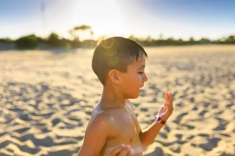 Boy playing on the beach Foto stock