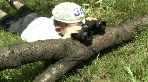 Boy playing with binoculars 库存影片 11234531