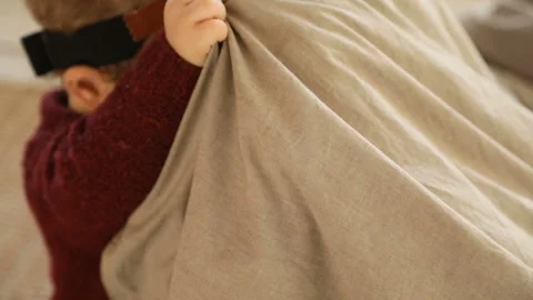 Boy playing with blanket on bed Vidéo 89593316