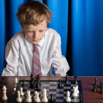 Boy playing chess Stock-Fotos