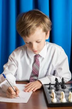 Boy playing chess Stock-Fotos