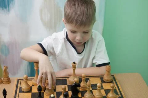 Boy playing chess Foto stock