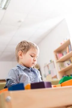 Boy playing with cubes Foto stock