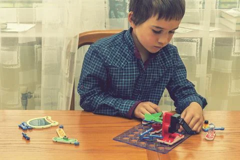 The boy playing an electric constructor. The child is played by intellectual Stock-Fotos