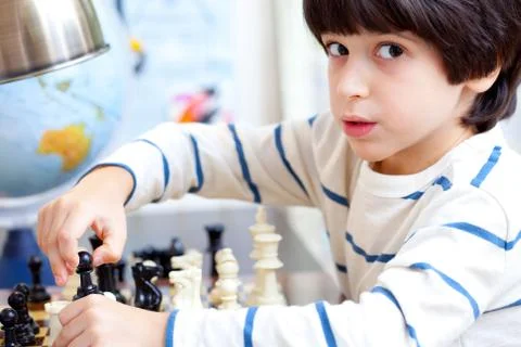 Boy playing a game of chess Foto stock