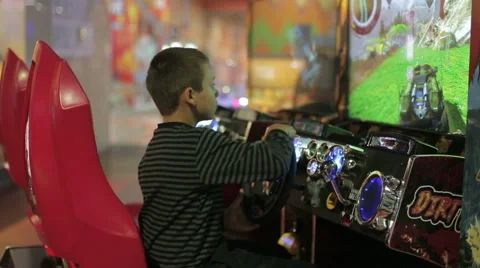 A boy playing a game on the game simulator Vidéo 65211882