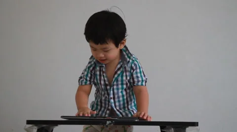 Boy playing games on tablet computer 스톡 동영상 55395581