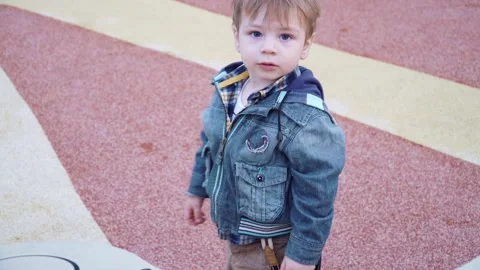 Boy playing keyboards 스톡 동영상 140541172