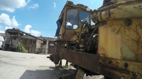 Boy playing on old tractor 库存影片 51396241