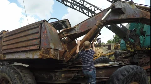 Boy playing on old tractor 库存影片 51396263
