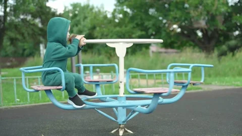 The boy is playing on the playground. Vídeos de archivo 345528625