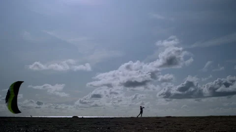 Boy playing with powerkite on the beach Video stock 285132081