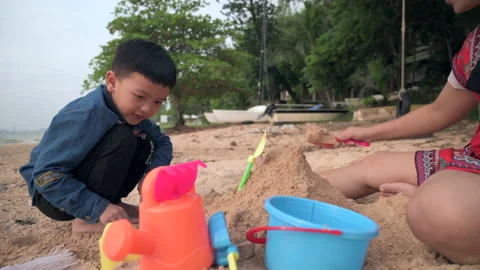 The boy playing sand on the beach  Vídeos de archivo 141515680