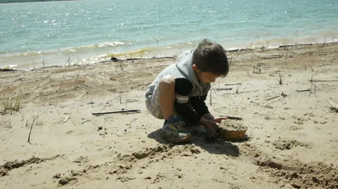 A boy playing in the sand Vidéo 54330967