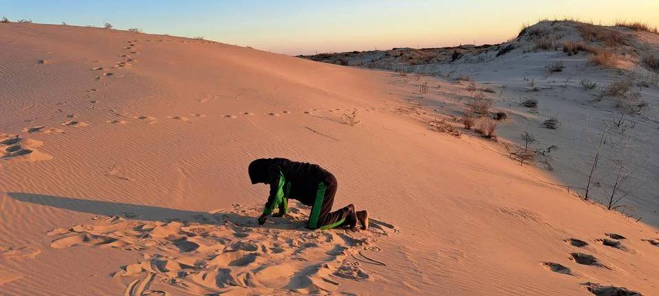 Boy playing sand Фото