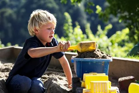 Boy playing in sandbox. Foto stock