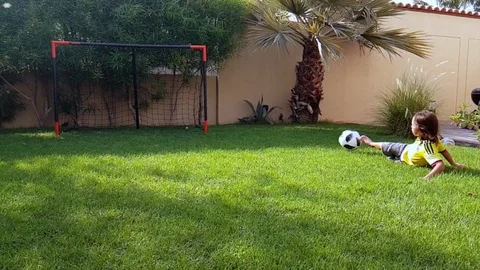 Boy playing soccer Vídeos de archivo 91296701