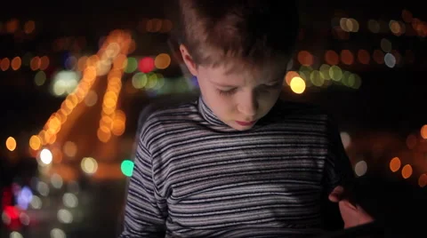 Boy playing on a tablet Vidéo 60857837