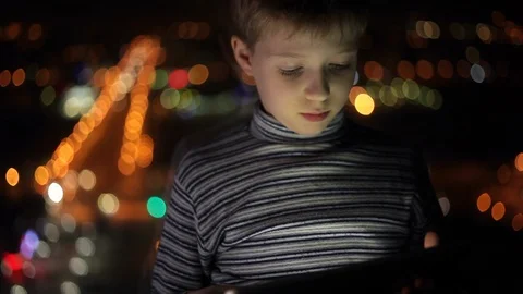Boy playing on a tablet Vidéo 89153394