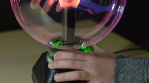 Boy playing with a Tesla generator Vídeo Stock 72742555