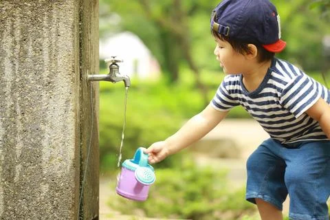 Boy playing in water Foto stock