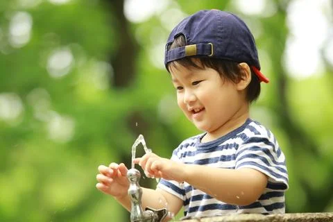 Boy playing in water Foto stock
