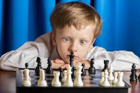 Boy plays chess Foto stock