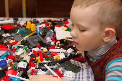 Boy plays with constructor Foto stock